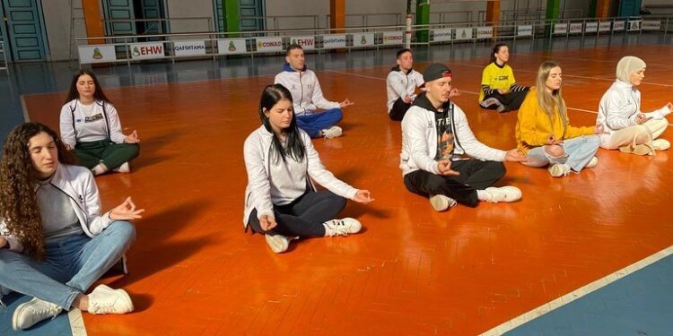 👏 Në seancën e sotme të Yogas dhe relaksimit të thellë motivacional, me vulnetarët e FSHSU dhe specialistin e Yogas Dorian Zazo.🧘‍♀️