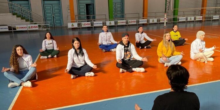 👏 Në seancën e sotme të Yogas dhe relaksimit të thellë motivacional, me vulnetarët e FSHSU dhe specialistin e Yogas Dorian Zazo.🧘‍♀️