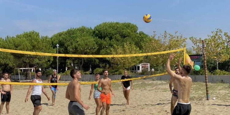 ▶️Në kuader të Ditës Ndërkombetare të Sportit Universitar, Federata Shqiptare e Sportit Universitar organizoje lojera argëtuese si beach volleyball dhe futboll në rere , nuk mungoi as sporti atletikes (vrap) dhe noti meshkuj & femra , në Gjirin e Lalzit .✅